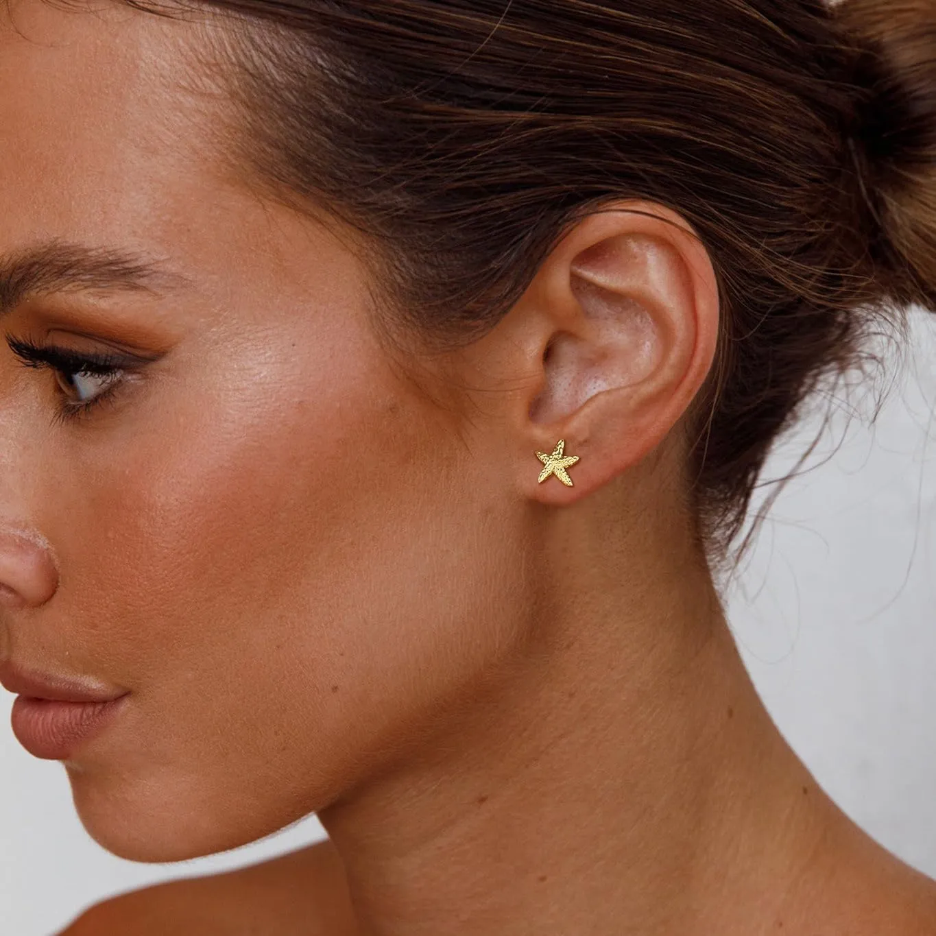 Gold Starfish&Shell Stud Earrings Dainty Gold Earrings for Women Trendy Hypoallergenic 14k Statement Seashell Earrings for Women Simple Beach Summer Jewelry