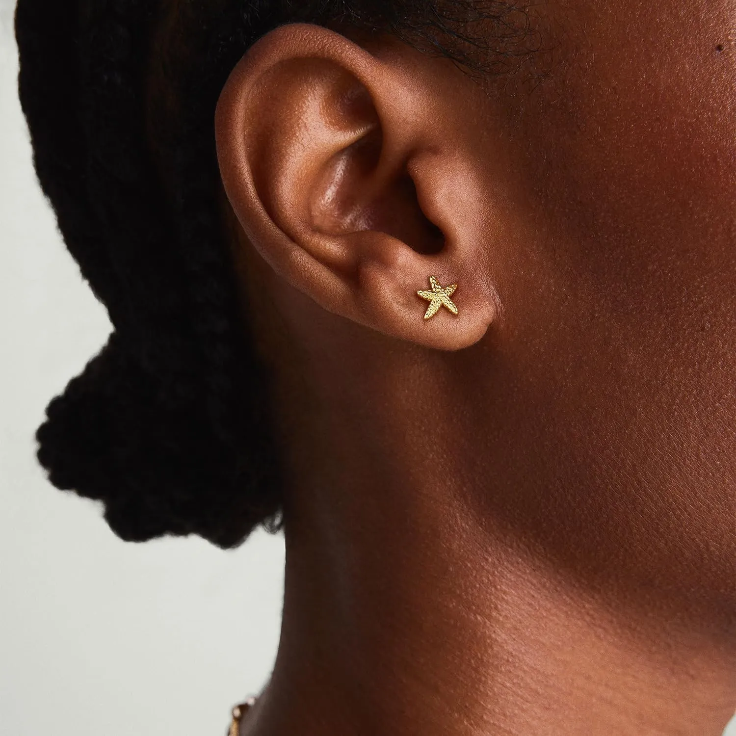 Gold Starfish&Shell Stud Earrings Dainty Gold Earrings for Women Trendy Hypoallergenic 14k Statement Seashell Earrings for Women Simple Beach Summer Jewelry