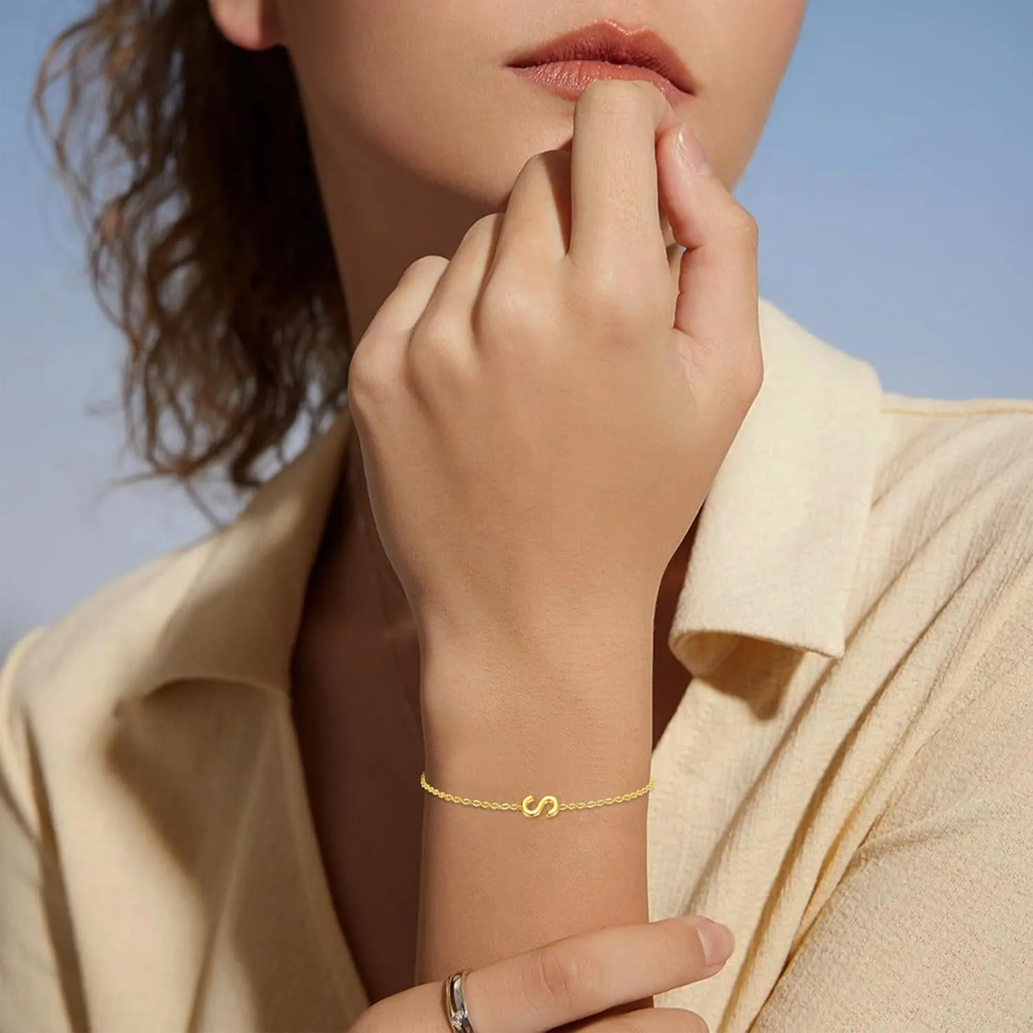 KAERUN Gold Initial Bracelets for Women 18K Gold Plated Letter Charm Bracelet for Teen Girls Gifts Trendy Stuff Cute Simple Monogram Adjustable Link Dainty Bracelets Fashion Jewelry Gifts