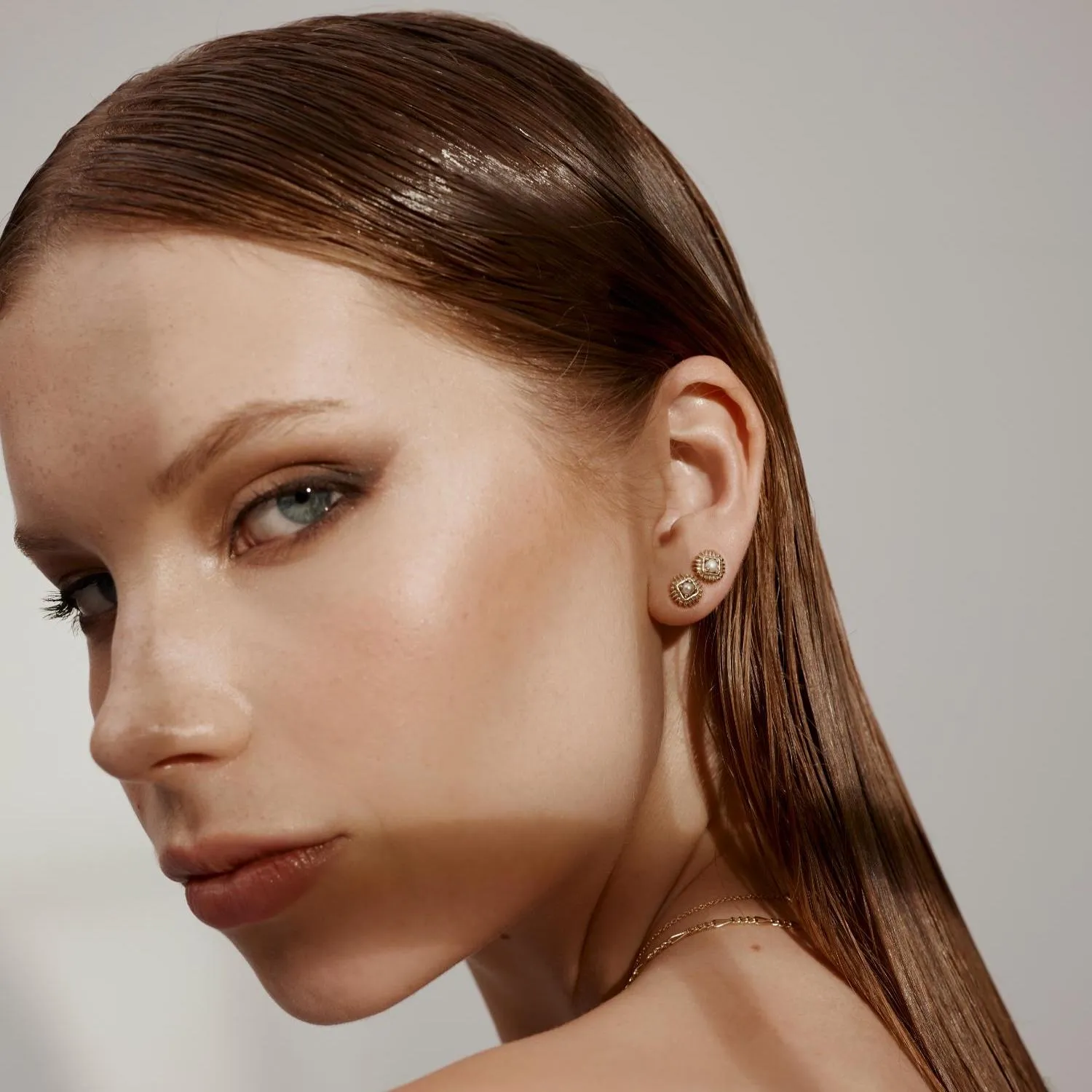 Petite Perle / Stud Earrings / Pearl   Gold