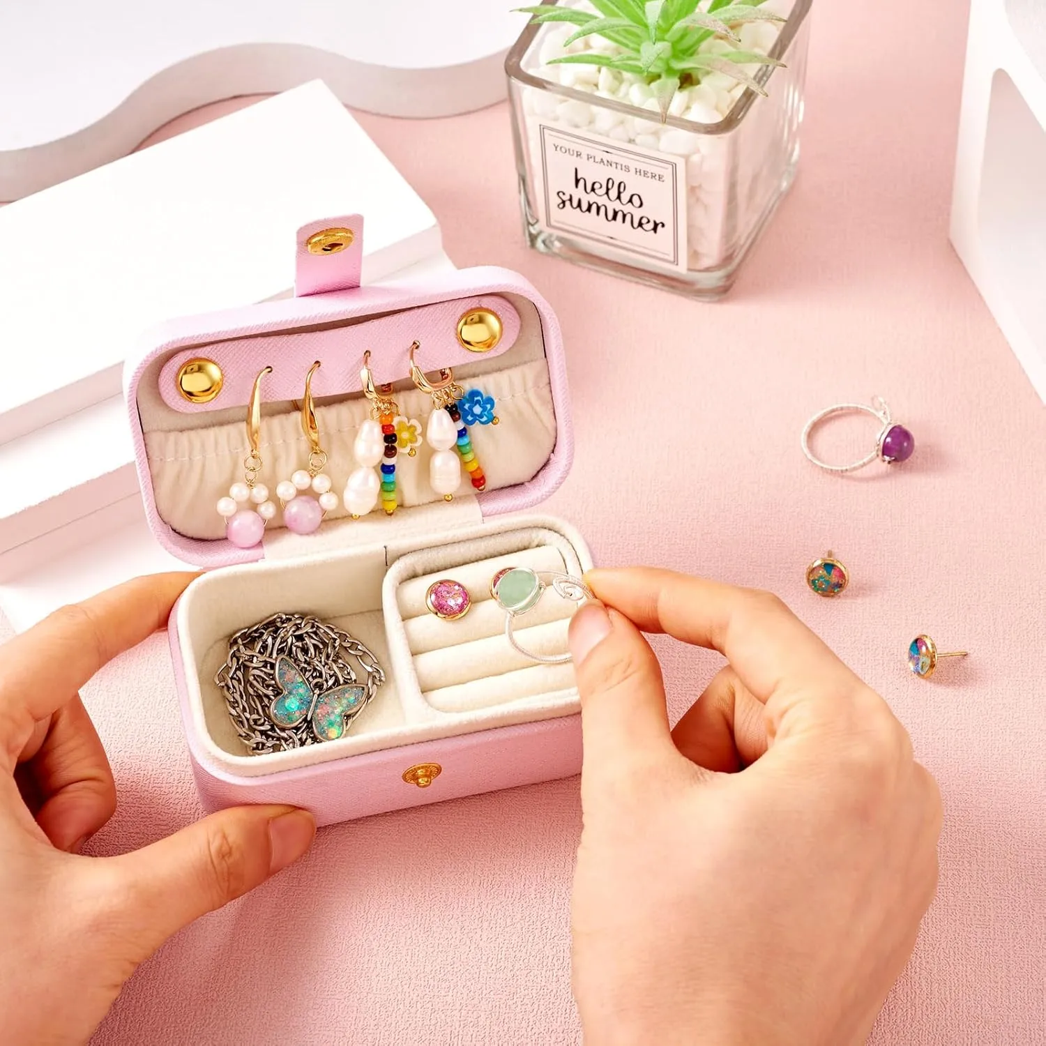 Portable Travel Jewelry Case Rectangle Small Jewelry Organizer Box PU Imitation Leather Jewelry Organizers and Storage for Women Rings Earrings Necklaces Pink 9.4x5.8x5cm