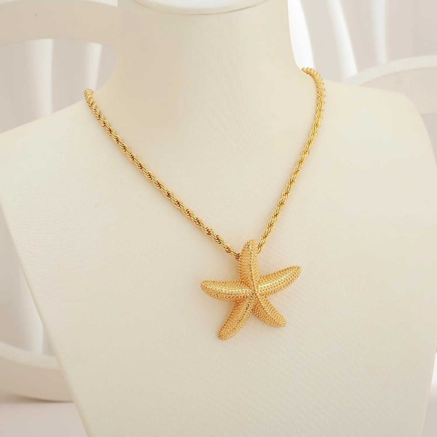 WOWORAMA Gold Shell Pendant Necklace for Women Starfish Seashell Choker Necklaces Ocean Sea Star Shell Necklace Trendy Summer Beach Necklace Jewelry